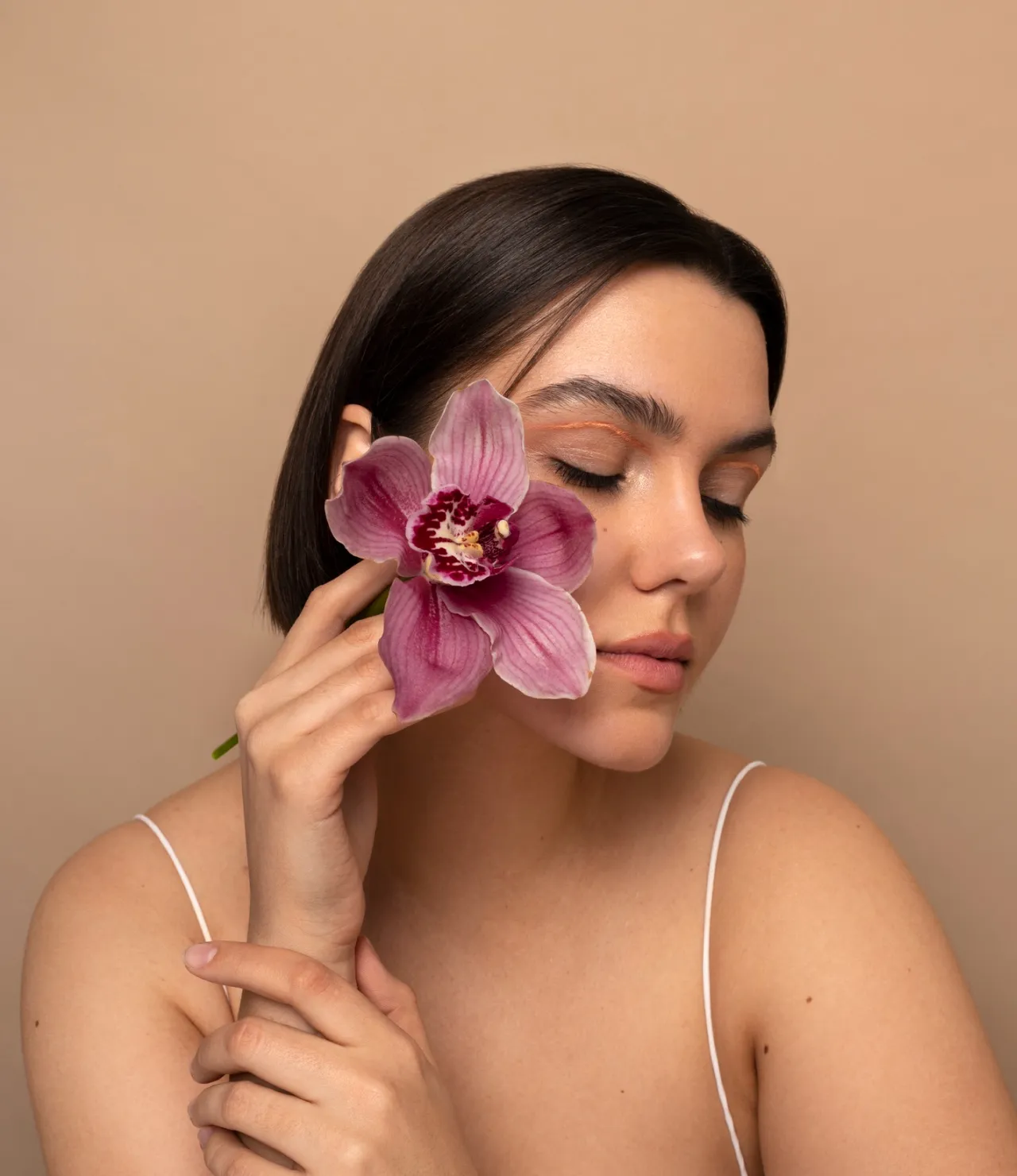 Imagen editorial de cuidado facial, corporal y capilar en Medellín